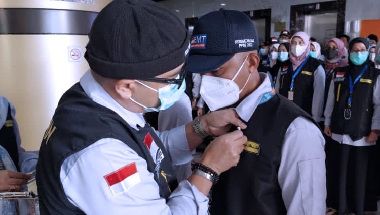 Ungkapkan Rasa Terima Kasih, Kapuskes Haji Sematkan Pin ke PPIH Bidang Kesehatan