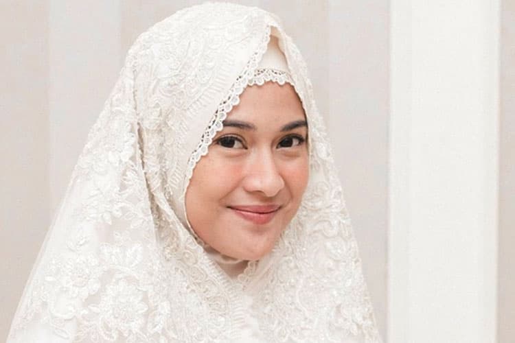 Perjalanan Spiritual Dian Sastrowardoyo sebagai Mualaf
